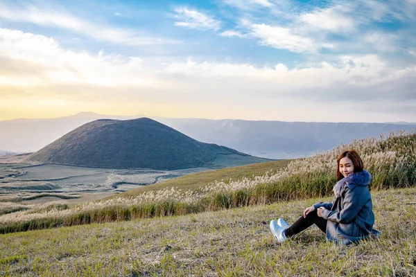 Preciosa Chica Japonesa Linda Sentada Fondo Del Volcán Activo Aso — Foto de Stock