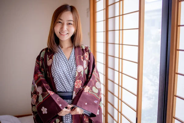 Heerlijk Aziatisch Meisje Dragen Yukata Japanse Traditionele Doek Traditionele Japanse — Stockfoto