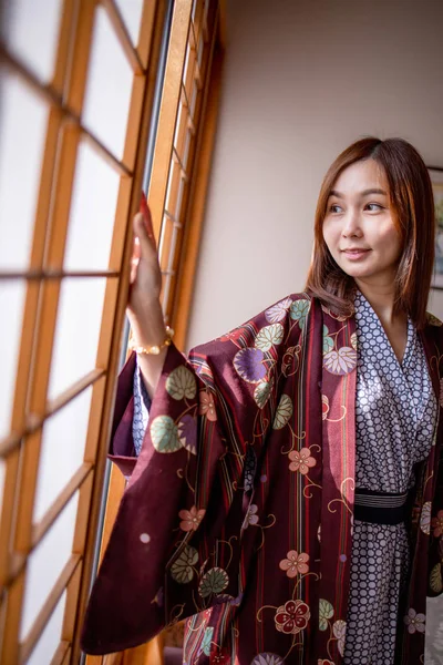 Прекрасна Азіатка Одягнена Япанський Традиційний Одяг Традиційному Японському Стилі Татамі — стокове фото