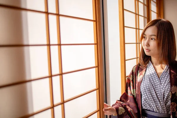 Прекрасна Азіатка Одягнена Япанський Традиційний Одяг Традиційному Японському Стилі Татамі — стокове фото