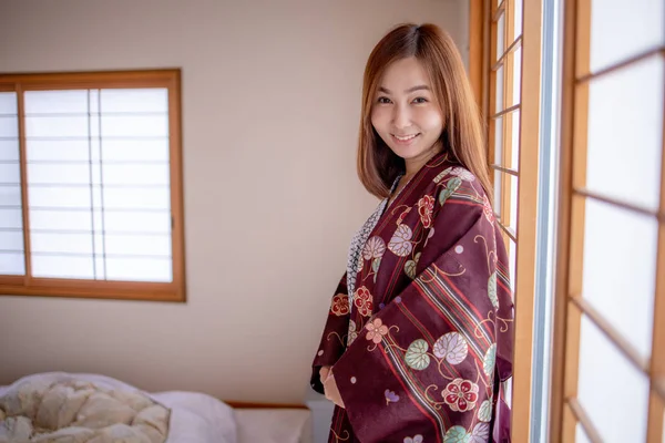 Lovely Asian Girl Noszenie Yukata Japońskiej Tradycyjnej Tkaniny Stylu Traddition — Zdjęcie stockowe