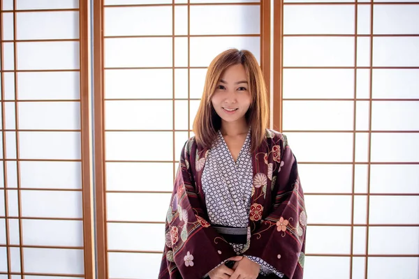 Υπέροχο Ασιατικό Κορίτσι Φορώντας Yukata Γιαπωνέζικο Παραδοσιακό Ύφασμα Παραδοσιακό Ιαπωνικό — Φωτογραφία Αρχείου