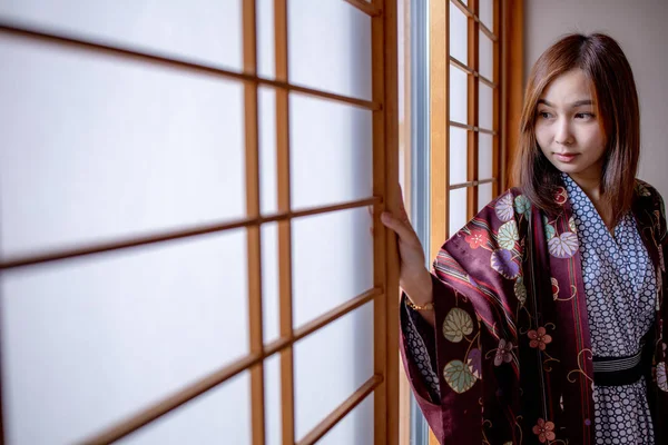 Preciosa Chica Asiática Que Usa Tela Tradicional Japonesa Yukata Estilo — Foto de Stock