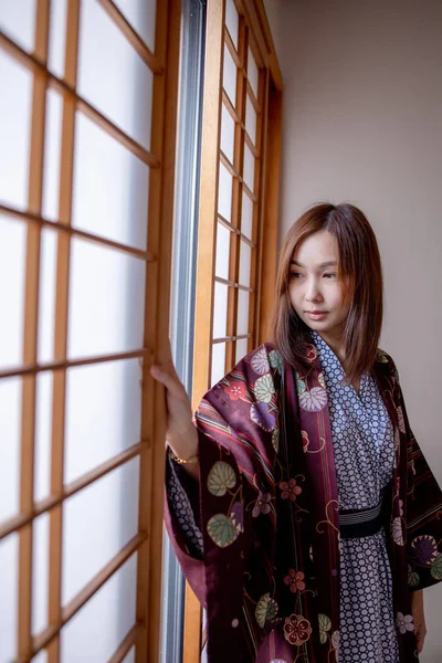 Preciosa Chica Asiática Que Usa Tela Tradicional Japonesa Yukata Estilo — Foto de Stock