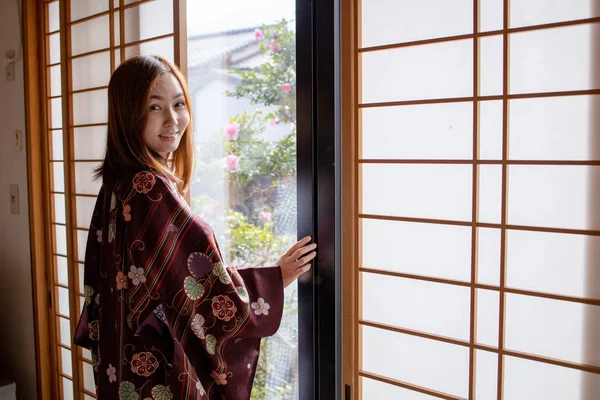 Lovely Asian Girl Noszenie Yukata Japońskiej Tradycyjnej Tkaniny Stylu Traddition — Zdjęcie stockowe
