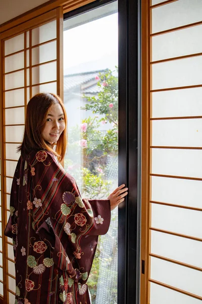Lovely Asian Girl Mengenakan Yukata Jepang Tradditional Kain Dalam Traddition — Stok Foto