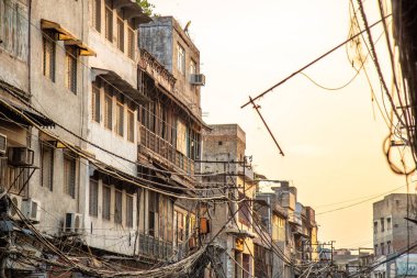 Delhi, Hindistan - Nisan 2019: Yeni Delhi şehir merkezinde eski Delhi bölgesinden eski Delhi Chowk caddesi, Eski Delhi, Hindistan