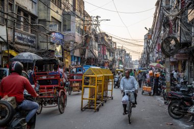 Delhi, Hindistan - Nisan 2019: Yeni Delhi şehir merkezinde eski Delhi bölgesinden eski Delhi Chowk caddesi, Eski Delhi, Hindistan