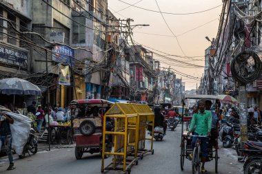 Delhi, Hindistan - Nisan 2019: Yeni Delhi şehir merkezinde eski Delhi bölgesinden eski Delhi Chowk caddesi, Eski Delhi, Hindistan