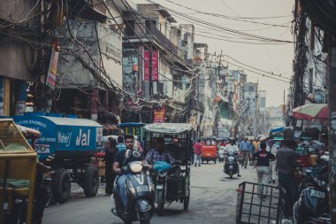 Delhi, Hindistan - Nisan 2019: Yeni Delhi şehir merkezinde eski Delhi bölgesinden eski Delhi Chowk caddesi, Eski Delhi, Hindistan
