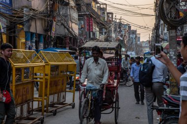 Delhi, Hindistan - Nisan 2019: Yeni Delhi şehir merkezinde eski Delhi bölgesinden eski Delhi Chowk caddesi, Eski Delhi, Hindistan