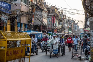 Delhi, Hindistan - Nisan 2019: Yeni Delhi şehir merkezinde eski Delhi bölgesinden eski Delhi Chowk caddesi, Eski Delhi, Hindistan