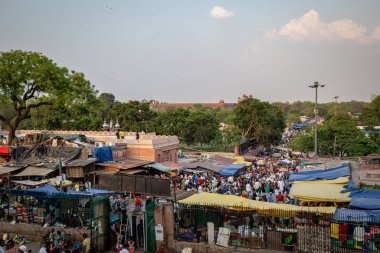 Delhi, Hindistan - Nisan 2019: Yeni Delhi şehir merkezinde eski Delhi bölgesinden eski Delhi Chowk caddesi, Eski Delhi, Hindistan