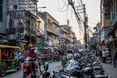 Delhi, Hindistan - Nisan 2019: Yeni Delhi şehir merkezinde eski Delhi bölgesinden eski Delhi Chowk caddesi, Eski Delhi, Hindistan