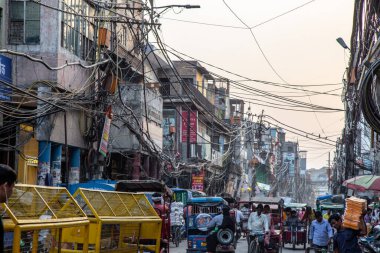 Delhi, Hindistan - Nisan 2019: Yeni Delhi şehir merkezinde eski Delhi bölgesinden eski Delhi Chowk caddesi, Eski Delhi, Hindistan