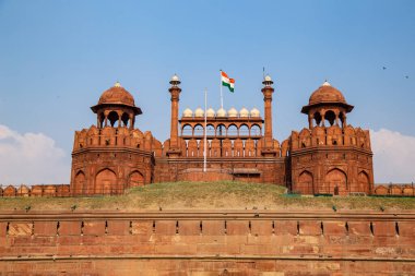 Kızıl Kale binasının ana girişi. Kızıl Kale, Hindistan 'ın Delhi şehrinde tarihi bir kaledir. Taştan yapılmış büyük bir kırmızı duvarla Yeni Delhi şehir merkezinde yer alın