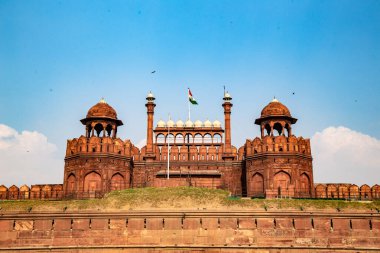 Kızıl Kale binasının ana girişi. Kızıl Kale, Hindistan 'ın Delhi şehrinde tarihi bir kaledir. Taştan yapılmış büyük bir kırmızı duvarla Yeni Delhi şehir merkezinde yer alın