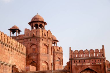 Kızıl Kale binasının ana girişi. Kızıl Kale, Hindistan 'ın Delhi şehrinde tarihi bir kaledir. Taştan yapılmış büyük bir kırmızı duvarla Yeni Delhi şehir merkezinde yer alın