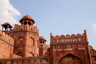 Kızıl Kale binasının ana girişi. Kızıl Kale, Hindistan 'ın Delhi şehrinde tarihi bir kaledir. Taştan yapılmış büyük bir kırmızı duvarla Yeni Delhi şehir merkezinde yer alın