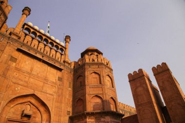 Kızıl Kale binasının ana girişi. Kızıl Kale, Hindistan 'ın Delhi şehrinde tarihi bir kaledir. Taştan yapılmış büyük bir kırmızı duvarla Yeni Delhi şehir merkezinde yer alın
