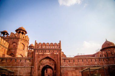 Kızıl Kale binasının ana girişi. Kızıl Kale, Hindistan 'ın Delhi şehrinde tarihi bir kaledir. Taştan yapılmış büyük bir kırmızı duvarla Yeni Delhi şehir merkezinde yer alın