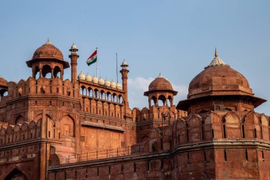 Kızıl Kale binasının ana girişi. Kızıl Kale, Hindistan 'ın Delhi şehrinde tarihi bir kaledir. Taştan yapılmış büyük bir kırmızı duvarla Yeni Delhi şehir merkezinde yer alın
