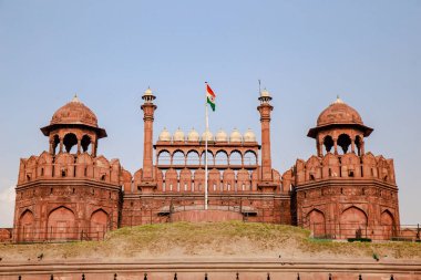 Kızıl Kale binasının ana girişi. Kızıl Kale, Hindistan 'ın Delhi şehrinde tarihi bir kaledir. Taştan yapılmış büyük bir kırmızı duvarla Yeni Delhi şehir merkezinde yer alın