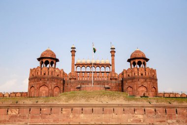 Kızıl Kale binasının ana girişi. Kızıl Kale, Hindistan 'ın Delhi şehrinde tarihi bir kaledir. Taştan yapılmış büyük bir kırmızı duvarla Yeni Delhi şehir merkezinde yer alın