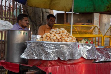Delhi, Hindistan - Nisan 2019: Yol kenarındaki yerel Hindistan Sokağı yemekleri. Orijinal Hint Foor 'u Delhi' nin her yerinde sağlıksız görünüyor..
