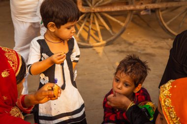 Delhi, Hindistan - Nisan 2019: Yol kenarındaki yerel Hindistan Sokağı yemekleri. Orijinal Hint Foor 'u Delhi' nin her yerinde sağlıksız görünüyor..