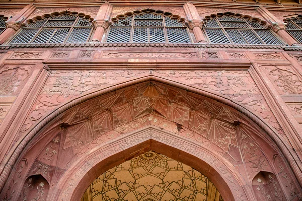 빌딩의 주요입구 포트는 인도의 델리에 역사적 요새이다 커다란 뉴델리 중심부에 — 스톡 사진
