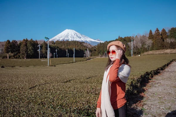 Portret Meisje Tea Bomen Boerderij Met Fuji Mountian Uitzicht Fujinomiya — Stockfoto