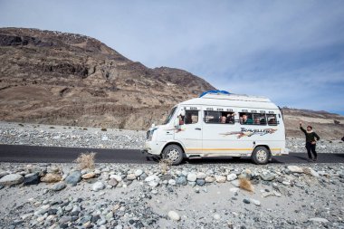 Leh, Hindistan - Nisan 2019: Nubra Vadisi Doğası, Leh Ladakh, Jammu ve Kashmir, Hindistan ile birlikte arabayı takip eden adam