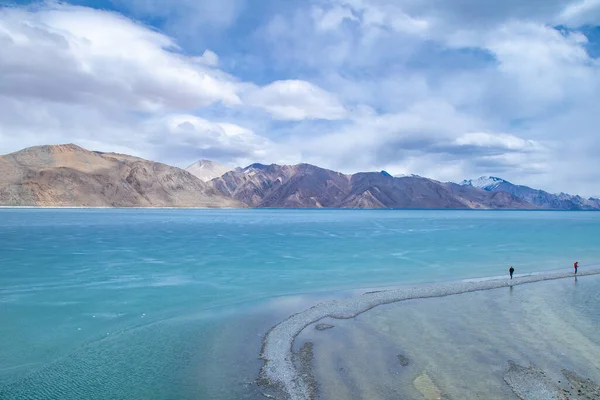 Zobacz Krajobraz Himalajów Zamrożone Jezioro Pangong Tso Wysokiej Trawiastych Jezioro — Zdjęcie stockowe