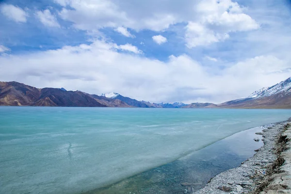 ヒマラヤ山脈と凍る湖の風景を表示します パンゴンTso高草原湖インド人とチベット人と外国人旅行者のための冬のシーズンは インドのレ ラダックを訪問します — ストック写真