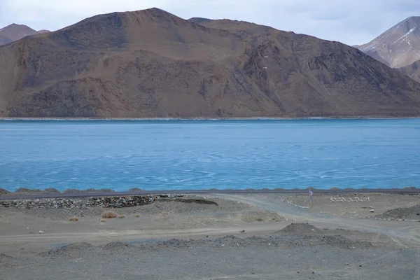 Zobacz Krajobraz Himalajów Zamrożone Jezioro Pangong Tso Wysokiej Trawiastych Jezioro — Zdjęcie stockowe
