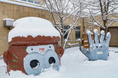 Asahikawa, Hokkaido, Japonya - Aralık 2019: Asahiyama Hayvanat Bahçesi Hokkaido 'nun ortasında, orta Asahikawa şehrinin hemen dışında çok popüler bir zoolojik bahçedir. Hayvanat bahçesi 360 derecelik bir tasarım.