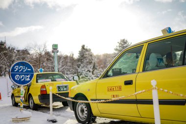 Asahikawa, Hokkaido, Japonya - Aralık 2019: Asahiyama Hayvanat Bahçesi Hokkaido 'nun ortasında, orta Asahikawa şehrinin hemen dışında çok popüler bir zoolojik bahçedir. Hayvanat bahçesi 360 derecelik bir tasarım.