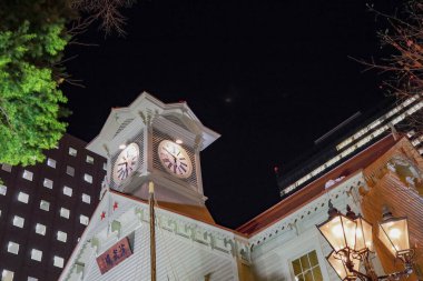 Odori Parkı, Sapporo, Hokkaido, Japonya - Aralık 2019: Kışın Sapporo Saat Kulesi 'nde karlı bir Noel' de. Turistleri karşılamak için güzel ışıklandırmalı dekor..