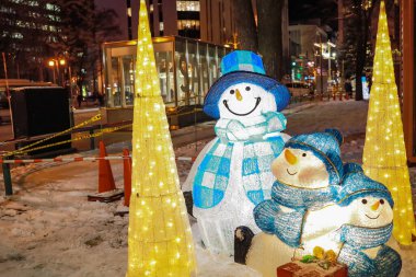 Odori Parkı, Sapporo, Hokkaido, Japonya - Aralık 2019: Odori Parkı Noel etkinliği sırasında turistleri karşılamak için ışıklandırılmasıyla kirletildi. Park sapporo şehrinin merkezinde..  