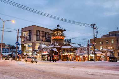 Otaru, Hokkaido ili, Japonya, Aralık 2019: Kışın yoğun kar gününde müzik kutusu müzesi binası. İnsanlar ve turistler Otaru müzik kutusu müzesini de ziyaret ediyorlar.
