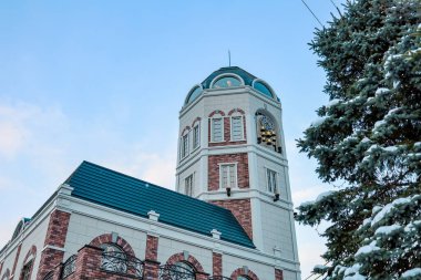 Kışın yoğun kar yağışlı bir günde müzik kutusu müzesinin karşısındaki güzel kule binası. İnsanlar ve turistler Otaru müzik kutusu müzesini de ziyaret ediyorlar.