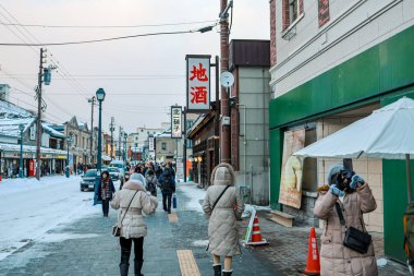 Otaru, Hokkaido, Japonya - Aralık 2019: Otaru ana caddesinin çevresindeki yürüyüş alanı. Otaru sokakları dinlenmek ve alışveriş hatırası arayan turistlerle dolu..