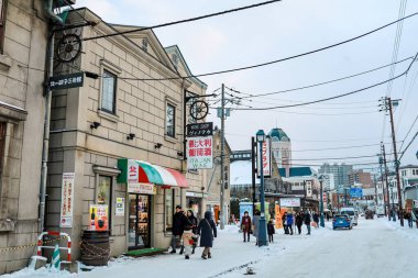 Otaru, Hokkaido, Japonya - Aralık 2019: Otaru ana caddesinin çevresindeki yürüyüş alanı. Otaru sokakları dinlenmek ve alışveriş hatırası arayan turistlerle dolu..