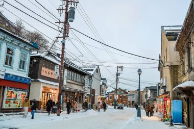 Otaru, Hokkaido, Japonya - Aralık 2019: Otaru ana caddesinin çevresindeki yürüyüş alanı. Otaru sokakları dinlenmek ve alışveriş hatırası arayan turistlerle dolu..