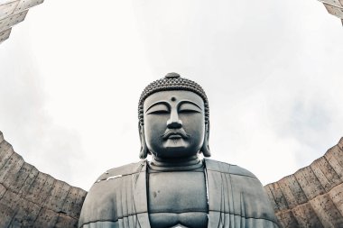 Sapporo, Hokkaido, Japonya - Aralık 2019: Buda Tepesi 'ndeki Büyük Buda. Buda Tepesi, Sapporo 'daki en popüler seyahat yerlerinden biridir. Makomanai Takino Mezarlığı 'nda Tadao Ando.