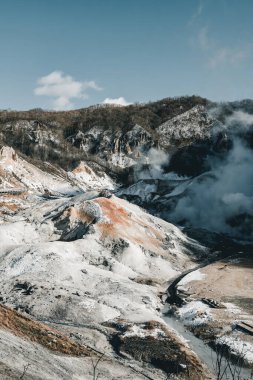 Japonya, Hokkaido 'daki Noboribetsu Onsen kasabasındaki Shikotsu-Toya Ulusal Parkı' ndaki Jigokudani veya Hell Valley. Şehirde bu tür sıcak buhar menfezleri, sülfürlü akarsular ve volkanik aktiviteler var..