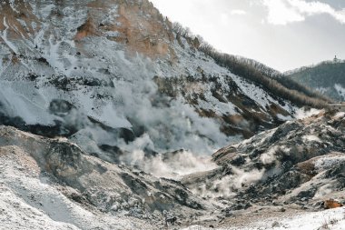 Noboribetsu, Hokkaido, Japonya 'daki Shikotsu-Toya Ulusal Parkı' ndaki Jigokudani ya da Hell Valley yolu.