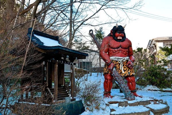 北海道 2019年12月 冬の登別温泉街の地獄谷前にある巨大な像 登別にはたくさんの魅力的な湯気の噴出口があります — ストック写真