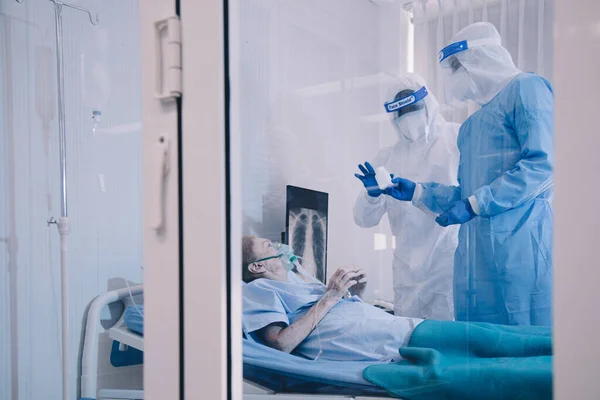 Geïnfecteerde Patiënt Takecare Van Dokter Verpleegkundige Met Röntgenlong Quarantaine Liggend — Stockfoto
